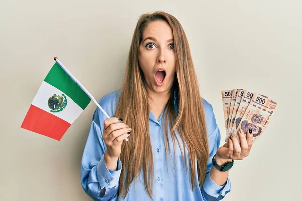 Jovem Loira Segurando Bandeira Mexicana Pesos Mexicanos Notas Com Medo — Fotografia de Stock