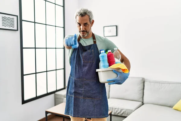 Orta Yaşlı Spanyol Bir Adam Daha Temiz Önlük Giyip Temizlik — Stok fotoğraf