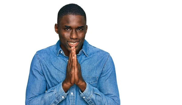 Jonge Afrikaans Amerikaanse Man Draagt Casual Kleding Bidden Met Handen — Stockfoto