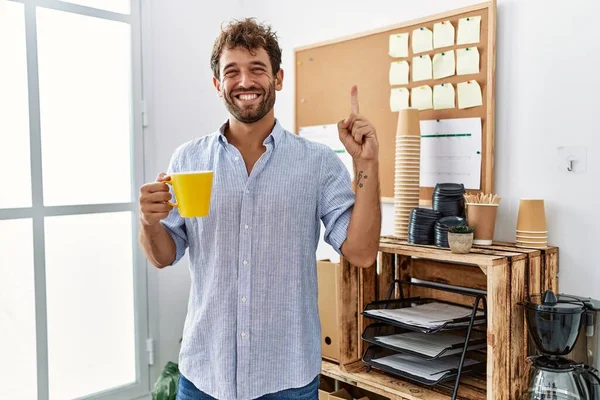 Junger Gutaussehender Mann Der Büro Eine Tasse Kaffee Trinkt Und — Stockfoto