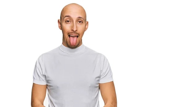 Homem Careca Com Barba Vestindo Camisa Branca Casual Colando Língua — Fotografia de Stock