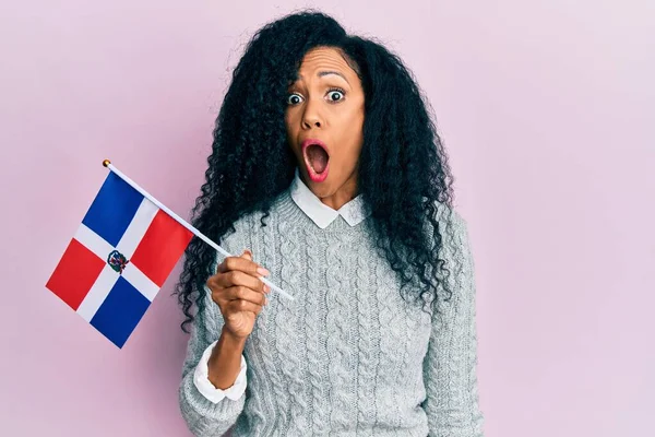 Středověká Africká Americká Žena Drží Dominikánskou Republiku Vlajku Vyděšenou Ohromenou — Stock fotografie