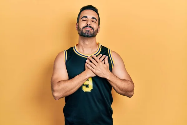 Όμορφος Ισπανός Γενειάδα Που Φοράει Μπλουζάκι Μπάσκετ Χαμογελώντας Χέρια Στο — Φωτογραφία Αρχείου