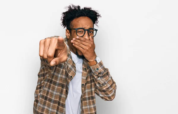 Sakallı Sıradan Giyinmiş Gözlüklü Genç Afro Amerikalı Adam Sana Gülüyor — Stok fotoğraf