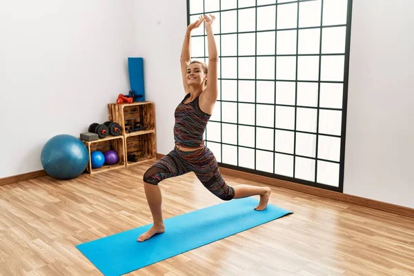 Jeune Femme Souriant Entraînement Confiant Yoga Centre Sportif — Photo