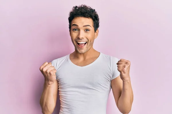 Jovem Homem Bonito Vestindo Camisa Branca Casual Comemorando Surpreso Surpreso — Fotografia de Stock