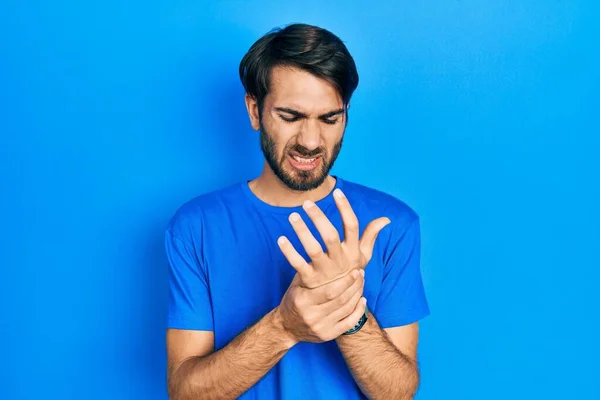 Günlük Kıyafetler Giyen Genç Spanyol Adam Ellerinde Parmaklarında Ağrı Eklem — Stok fotoğraf
