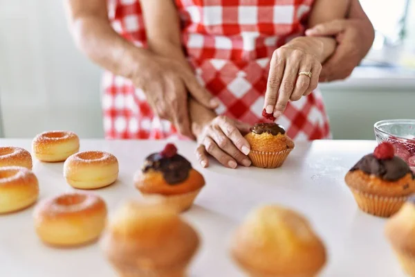 Casal Cozinhar Muffins Cozinha — Fotografia de Stock