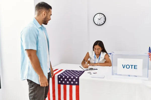 Ung Amerikansk Väljare Man Ler Glad Stående Vid Val College — Stockfoto