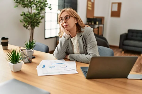 Middle Age Businesswoman Tired Working Office — Fotografia de Stock