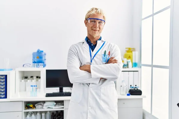 Jovem Caucasiano Vestindo Uniforme Cientista Com Braços Cruzados Gesto Laboratório — Fotografia de Stock