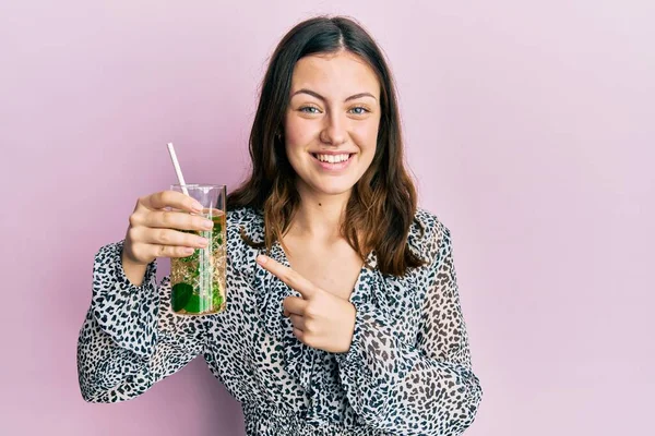 Young Brunette Woman Drinking Mojito Glass Smiling Happy Pointing Hand — ストック写真
