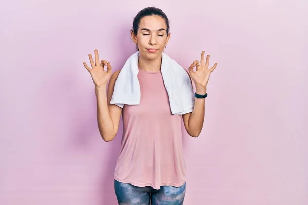 Spor Kıyafetleri Havlu Giymiş Genç Esmer Kadın Rahatlıyor Parmaklarıyla Meditasyon — Stok fotoğraf