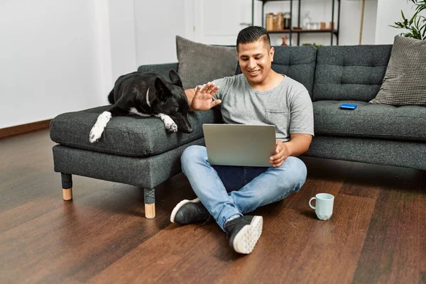 Jovem Hispânico Tendo Videochamada Usando Laptop Sentado Chão Com Cão — Fotografia de Stock