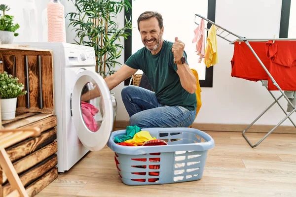 Homem Meia Idade Com Barba Colocando Roupa Máquina Lavar Gritando — Fotografia de Stock