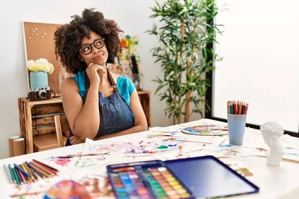 Linda Mulher Afro Americana Com Pintura Cabelo Afro Estúdio Arte — Fotografia de Stock