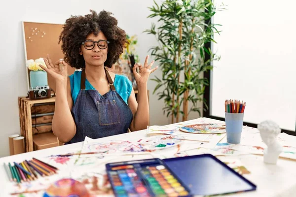 Beautiful African American Woman Afro Hair Painting Art Studio Relax — Stock Photo, Image