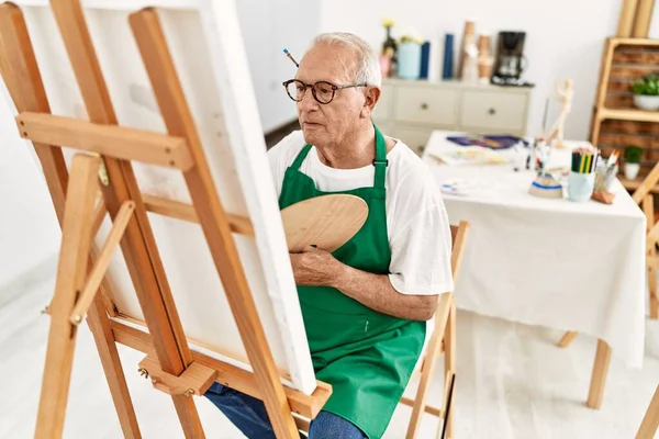 Senior Uomo Artista Dai Capelli Grigi Con Seria Espressione Pittura — Foto Stock