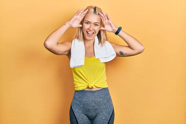 Beautiful Blonde Sports Woman Wearing Workout Outfit Smiling Cheerful Playing — Stockfoto