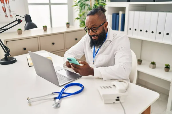 Jovem Afro Americano Vestindo Uniforme Médico Usando Smartphone Trabalhando Clínica — Fotografia de Stock