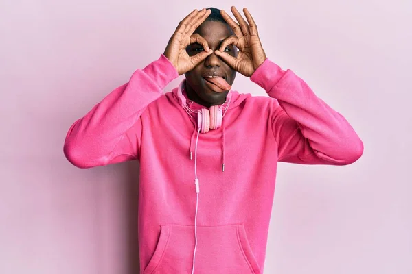 Genç Afro Amerikalı Adam Spor Kıyafetleri Giyiyor Kulaklık Takıyor Dürbün — Stok fotoğraf