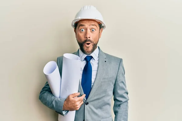 Homem Arquiteto Meia Idade Usando Capacete Segurança Segurando Plantas Assustadas — Fotografia de Stock