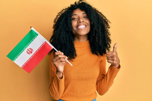 Afro Amerikaanse Vrouw Met Afro Haar Houden Kurdistan Vlag Glimlachen — Stockfoto