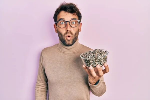 Hombre Guapo Con Barba Reportero Fútbol Con Semillas Calabaza Bowl — Foto de Stock