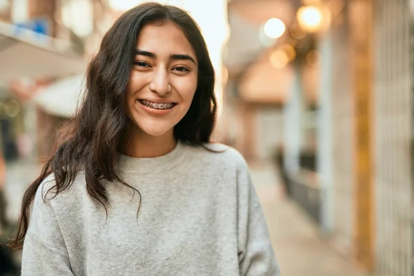 Joven Chica Oriente Medio Sonriendo Feliz Pie Ciudad — Foto de Stock