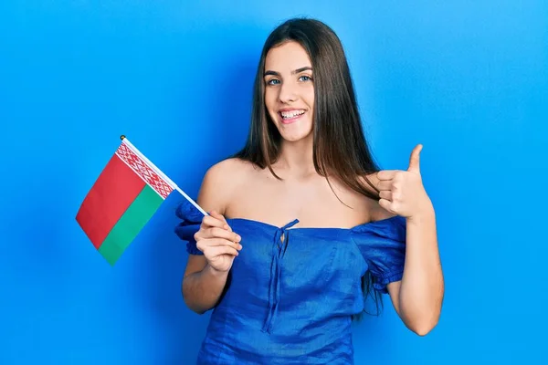 Jovem Morena Adolescente Segurando Bandeira Belarus Sorrindo Feliz Positivo Polegar — Fotografia de Stock