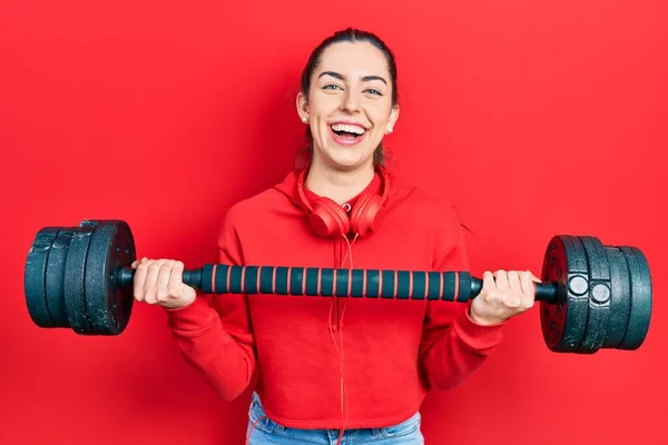 Schöne Frau Mit Blauen Augen Trägt Sportbekleidung Mit Hanteln Lächelt — Stockfoto