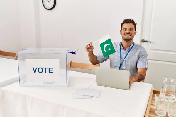 Joven Hispano Sonriendo Confiado Sosteniendo Bandera Pakistán Trabajando Colegio Electoral — Foto de Stock