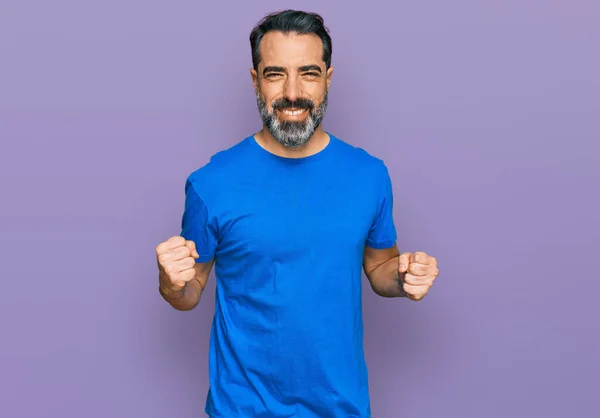 Középkorú Férfi Szakállal Alkalmi Kék Pólót Visel Izgatott Siker Karokkal — Stock Fotó