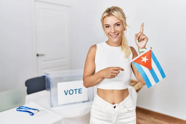 Mulher Caucasiana Jovem Eleição Campanha Política Segurando Bandeira Cuba Sorrindo — Fotografia de Stock