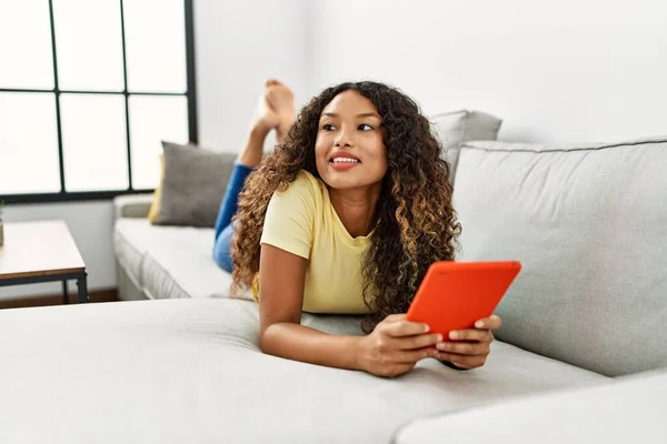 Νεαρή Λατίνα Γυναίκα Χαμογελά Αυτοπεποίθηση Χρησιμοποιώντας Touchpad Στο Σπίτι — Φωτογραφία Αρχείου