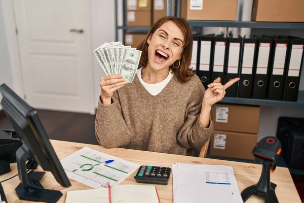 Young Beautiful Woman Working Small Business Ecommerce Holding Money Smiling — Stock Photo, Image