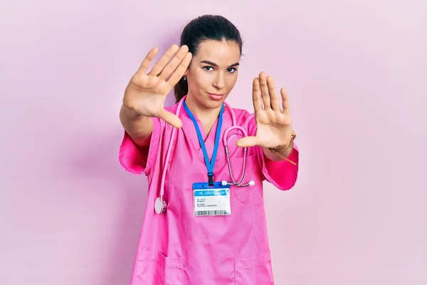 Mladá Brunetka Žena Nosí Lékařskou Uniformu Stetoskop Dělá Rám Pomocí — Stock fotografie