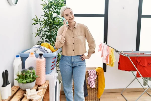 Jonge Kaukasische Vrouw Glimlachen Zelfverzekerd Praten Smartphone Wasruimte — Stockfoto