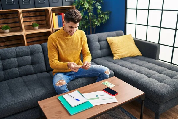 Joven Hombre Hispano Sonriendo Confiado Contando Shekels Casa — Foto de Stock