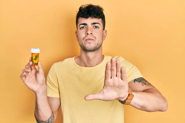 Молодий Іспаномовний Чоловік Тримає Таблетки Відкритою Рукою Робить Знак Зупинки — стокове фото