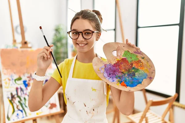 Adorable Chica Sonriendo Confiado Sosteniendo Pincel Paleta Estudio Arte — Foto de Stock