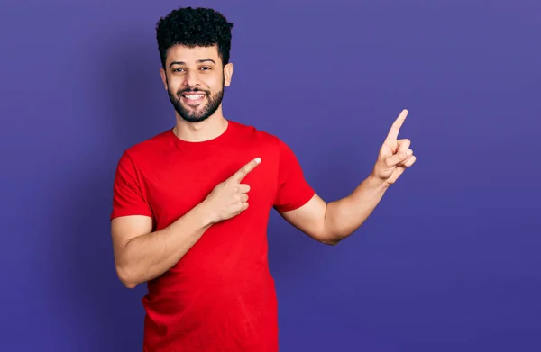 Junger Arabischer Mann Mit Bart Trägt Lässig Rotes Shirt Lächelt — Stockfoto