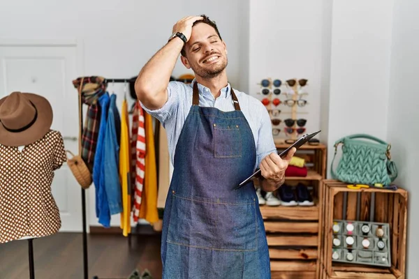 Stilig Ung Man Som Arbetar Som Chef Detaljhandeln Boutique Leende — Stockfoto