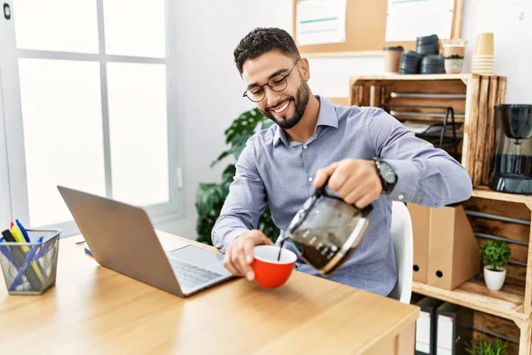 Giovane Arabo Uomo Sorridente Sicuro Bere Caffè Lavoro Ufficio — Foto Stock