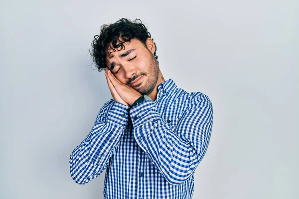 Jovem Hispânico Vestindo Roupas Casuais Dormindo Cansado Sonhando Posando Com — Fotografia de Stock