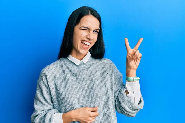 Ung Latinamerikansk Kvinna Klädd Avslappnade Kläder Leende Med Glada Ansikte — Stockfoto