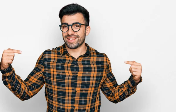 Hispanischer Mann Mit Bart Lässiger Kleidung Und Brille Sieht Selbstbewusst — Stockfoto