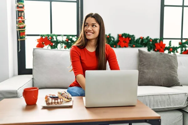 Jovem Mulher Latina Tomando Café Manhã Usando Laptop Sentado Por — Fotografia de Stock