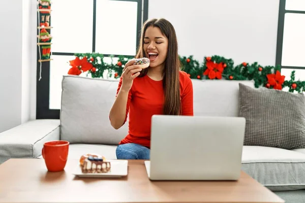 Jovem Mulher Latina Tomando Café Manhã Usando Laptop Sentado Por — Fotografia de Stock