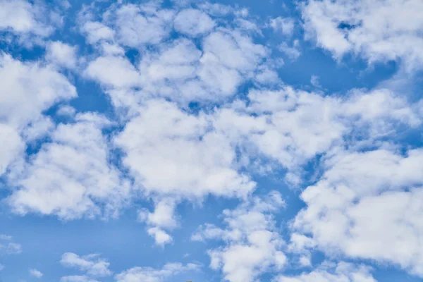 Ciel Bleu Béatifique Avec Des Nuages Par Une Journée Ensoleillée — Photo